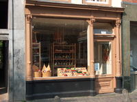 820005 Gezicht op de winkelpui van het pand Oudegracht 173 te Utrecht.N.B. Vanaf ca. 1850 waren verschillende ...